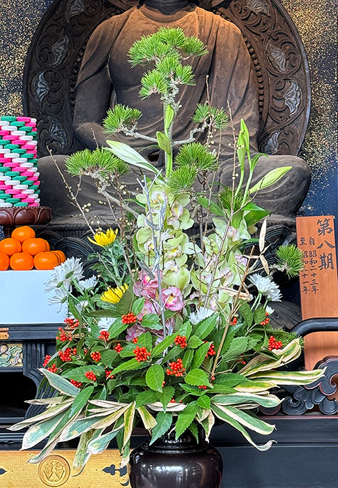 お寺に飾られた千両と松